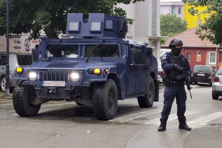 NASTAVLJA SE TEROR KURTIJEVIH SPECIJALACA! Novi skandal na Kosovu - ponovo upali u prostorije kancelarije za KiM