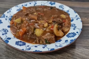 TRADICIONALNI RECEPTI KOJI SE SPREMAJU NA VIDOVDAN: Nema ništa ukusnije od Prizenskog ĆEBAPA, a OVA poslastica je danas OBAVEZNA!