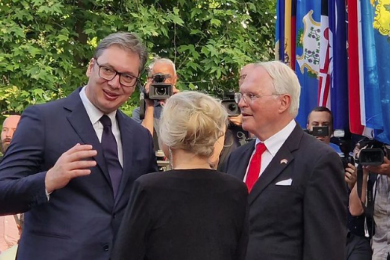 PREDSEDNIK VUČIĆ STIGAO U AMBASADU SAD: Nikada posećeniji prijem u rezidenciji povodom Dana nezavisnosti, prisustvuju brojne zvanice (FOTO)