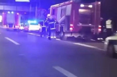 TINEJDŽER SE BAHATIO PO DRUMU BEZ VOZAČKE: Umalo USMRTIO troje ljude, završio na KROVU sa još dvoje ljudi! (VIDEO)