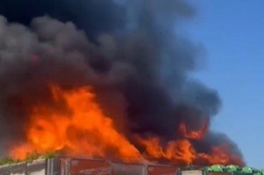 LJUDIMA ZABRANJEN IZLAZAK IZ KUĆA I OTVARANJE PROZORA! Panika kod Tetova! GORI FABRIKA BOJA I LAKOVA, ENORMNA ZAGAĐENOST VAZDUHA!