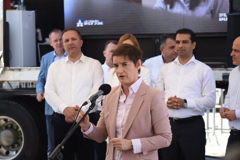 BRNABIĆ SA PREDSEDNIKOM VLADE SEVERNE MAKEDONIJE NA NAPLATNOJ STANICI PREŠEVO: Cilj Vlade olakšati protok robe i ljudi zarad boljeg života građana Srbije