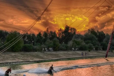 ZAKORAČITE U NOVU AVANTURU: Upoznajte se sa SKIJANJEM NA VODI usred Beograda!