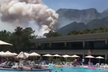 VELIKI POŽAR U BLIZINI OMILJENOG SRPSKOG LETOVALIŠTA! Vatra zahvatila deo Turske - hospitalizovano nekoliko osoba (VIDEO)