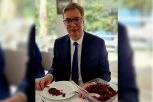 VUČIĆ NA DORUČKU SA ŽIOFREOM: Ove višnje oblačinske služe da zamaskiraju šta sam stvarno jeo!(FOTO)