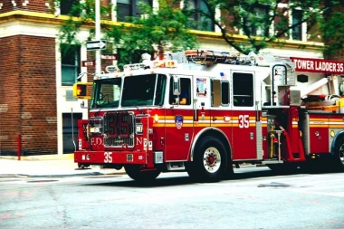 UŽAS U NJUJORKU! Zapalila se dizalica i SRUŠILA deo zgrade, u toku je hitna evakuacija! (VIDEO)