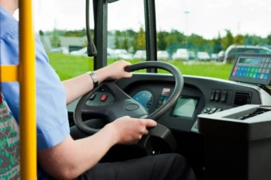 U ŠOFERE I SA PROBNOM DOZVOLOM Novi zakon omogućuje i početnicima da  polažu za kamione i autobuse