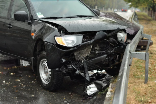 ŽESTOKA SAOBRAĆAJKA U BEOGRADU! Automobil se zakucao u zaštitne stubiće pri velikoj brzini, prevrnuto vozilo sletelo s kolovoza