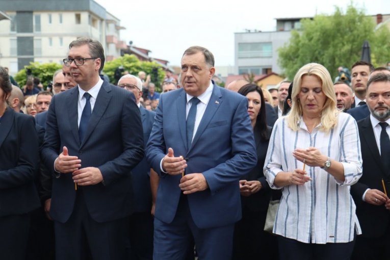 PREDSEDNIK VUČIĆ NA OBELEŽAVANJU DANA SEĆANJA U PRIJEDORU: Reći će egzodus, pogrom, progon, ali niko neće reći - najveće etničko čišćenje! (VIDEO)