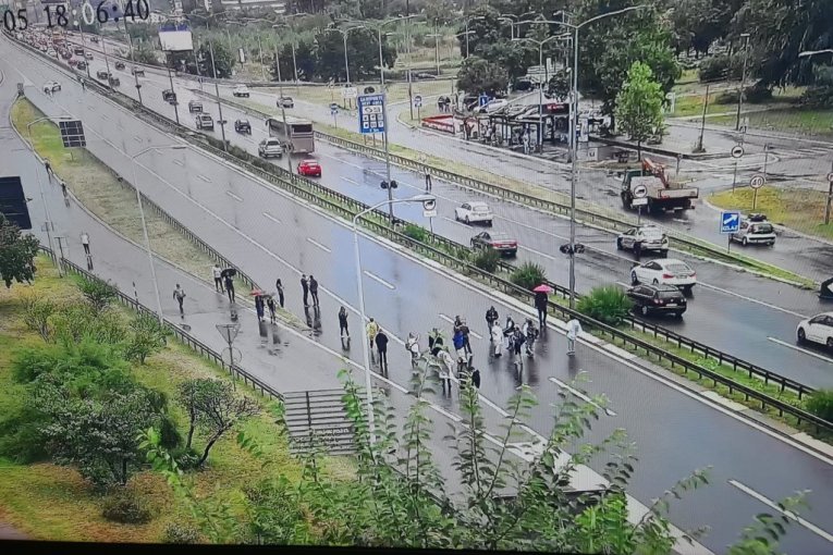 NJIH DVADESETAK BI DA RUŠI CELU DRŽAVU! Deo opozicije blokirao Gazelu! (FOTO)