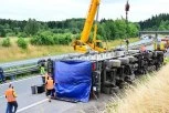 PREVRNUO SE ŠLEPER UGLJA NA SRED AUTO-PUTA: Policija na licu mesta, saobraćaj se odvija otežano!