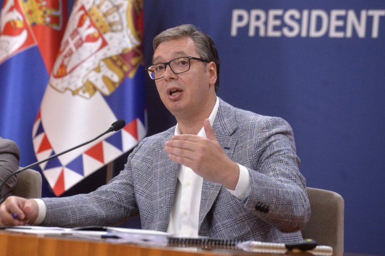 VELJA NAPAO VUČIĆA, POSLANICI OBRISALI POD S NJIM: Vučićeva dela ispisana su zlatnim slovima, Kurtijeva krvlju!