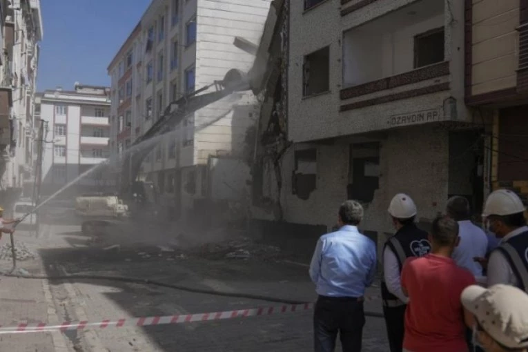 SVE SE TRESE, LJUDI BEŽE U PANICI, ČAK SE I VODITELJKA ODUZELA OD STRAHA! Prvi snimci RAZORNOG zemljotresa u Turskoj, strahuje se da ima žrtava (VIDEO)