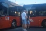 KATASTROFA U CENTRU BEOGRADA! SUDARILA SE DVA AUTOBUSA U RUZVELTOVOJ: Staklo rasuto po putu, kolaps u saobraćaju! (VIDEO)