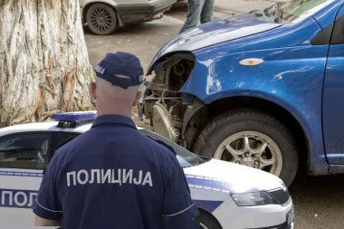 NOVOSAĐANIN PREMINUO TOKOM VOŽNJE, PA UDARIO U DRVO: U vozilu bila i njegova supruga!