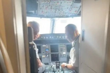 PILOT JE OSTAO BEZ REČI KADA JE VIDEO KO MU JE UŠAO U KABINU: Samo je prošao pored njih, a onda je u avionu nastala cika i vriska (VIDEO)