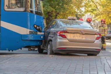 JOŠ JEDAN KARAMBOL U BEOGRADU! Tramvaj se ovog puta sudario sa automobilom - pričinjena velika šteta (FOTO)