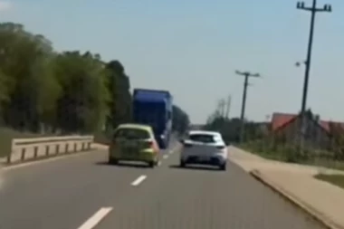 OVO DOSAD NIJE ZABELEŽENO NA SRPSKIM PUTEVIMA! Vozač auto-škole u punoj brzini se zaleće na šleper! JEZIV SNIMAK IZ VRNJAČKE BANJE! (VIDEO)