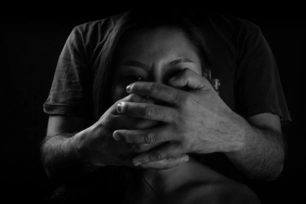 UBIĆU TE - DA LI ZNAŠ DA SI MRTVA? Brutalno napao bivšu partnerku pištoljem, pa se ona oglasila: On je manipulator, zvao je moju majku da bi...