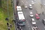 AUTOBUS PUN PUTNIKA SE ZAPALIO I POTPUNO IZGOREO: Dramatičan snimak incidenta, vatra se širi, putnici u panici BEŽE OD PLAMENA (VIDEO)