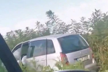 SAOBRAĆAJNA NEZGODA KOD NOVIH BANOVACA! Delovi automobila rasuti po putu (VIDEO)