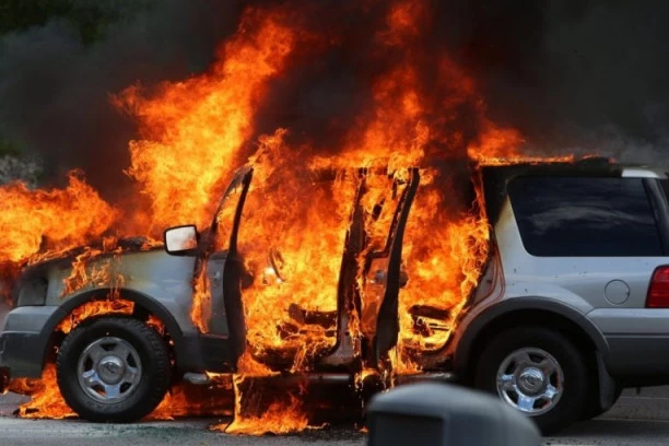 ZAPALIO SE AUTOMOBIL, a vatra porgutala još jedno vozilo i celu porodičnu kuću, EVAKUISANA I ZGRADA (FOTO)