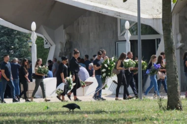 TUGA NA GROBLJU ORLOVAČA! MAJKU POGINULE DEVOJČICE IZDALE NOGE, PA JAUKALA NA SAV GLAS: Ne idi, Dunjice moja, zašto mi te je Bog uzeo?!