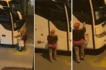 CRNA BABA, ŠTA TO RADIŠ? STARICA NA BANOVOM BRDU URNISALA AUTOBUS: Šok snimak zapalio društvene mreže (VIDEO)