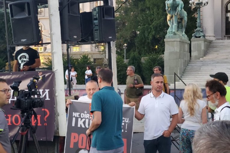 NASTAVLJENI POLITIČKI PROTESTI U BEOGRADU! Saobraćaj blokiran ispred Narodne skupštine! (FOTO)