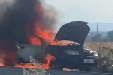 BOŽE DA LI JE OVO REALNO?! GORI AUTO KOD OBILAZNICE, VOZAČ I DALJE UNUTRA?! Scene strave i užasa zaledile sve - NIKO NE SME DA MU PRIĐE!