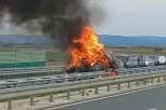 POŽAR NA AUTOPUTU KOD PARAĆINA! Policija na licu mesta! (VIDEO)