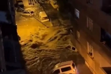 POPLAVA U ISTANBULU KAKVA NIKAD RANIJE NIJE VIĐENA: Divlje bujice teku ulicama, ljudi u panici KAO DA JE SUDNJI DAN (VIDEO)