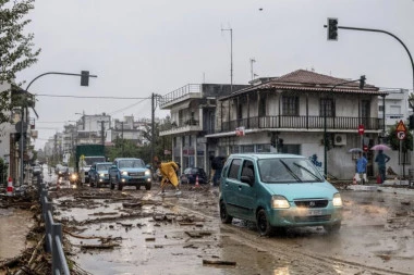 VODI SE BORBA ZA SVAKU FLAŠU VODE: Preko 200.000 ljudi u Volosu već 30 sati bez struje, vode, telefona i interneta (FOTO, VIDEO)