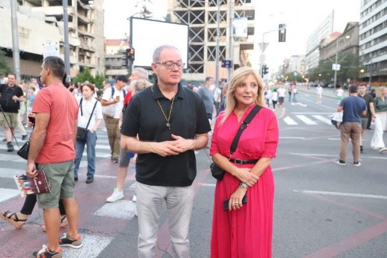 ODRŽAN POLITIČKI PROTEST OPOZICIJE: Demonstranti šetali centralnim ulicama do zgrade Pinka (FOTO)