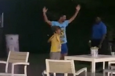 NIJE IM SMETALA NI PROVALA OBLAKA: Novak i Stefan po strahovitom pljusku slavili titulu u Njujorku (VIDEO)