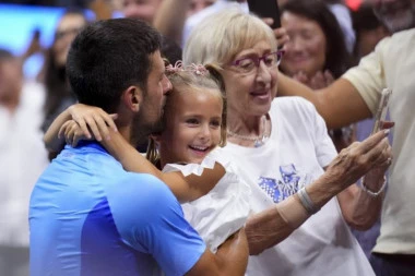 SNIMAK KOJI JE SVE RAZNEŽIO! Nole u epizodi TATA GODINE! Đoković ZGRABIO Taru po NAJVEĆEM pljusku, EVO šta se dalje desilo! (VIDEO)