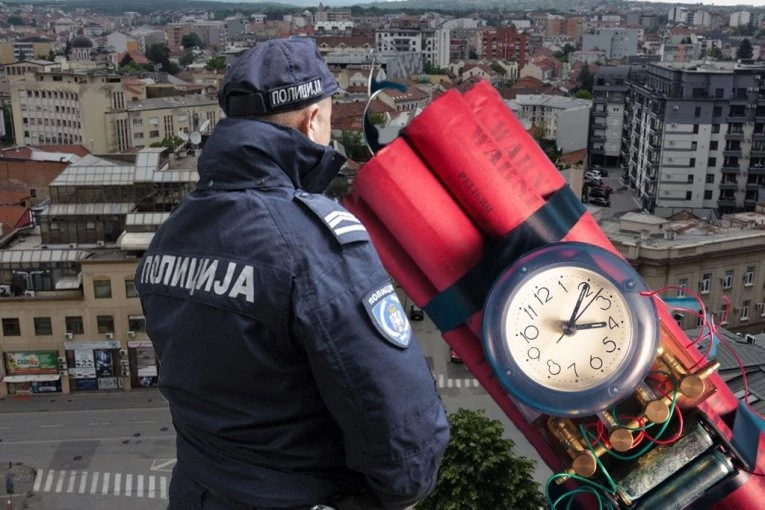 NOVE DOJAVE O BOMBAMA U ŠKOLAMA! Hitno evakuisani đaci širom Beograda!