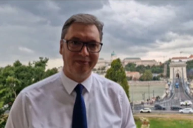 VUČIĆ ČESTITAO GRAĐANIMA SRBIJE DAN SRPSKOG JEDINSTVA: Moramo da slavimo svoju crveno, plavo, belu trobojku i naše pretke! (VIDEO)