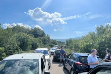 KOLAPS NA PUTU KA OSTROGU! Direktan sudar automobila i teretnog vozila, kilometarske kolone, policija nema rešenje!