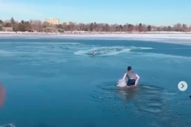 PAS JE PROPAO KROZ ZALEĐENO JEZERO I TRENUCI SU GA DELILI OD SIGURNE SMRTI: Mladić je uskočio u vodu, a ono što se potom desilo rasplakalo je javnost(FOTO+VIDEO)