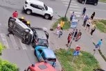 PREVRNUO SE AUTOMOBIL U LANČANOM SUDARU U NOVOM SADU! Direktan udes nasred raskrsnice, vatrogasci, policija i Hitna pomoć na terenu! (VIDEO)