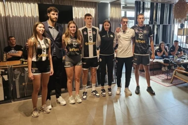 PARTIZAN EFBET PREDSTAVIO DRESOVE ODBOJKAŠKIH TIMOVA: Ambicije su UVEK NAJVEĆE!