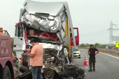 ŠOKANTAN SNIMAK STRAVIČNE NESREĆE NA AUTO-PUTU: Minibus i automobil ZGNJEČENI između dva šlepera, PETORO MRTVIH (UZNEMIRUJUĆI VIDEO)