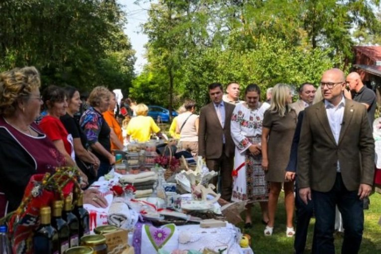 U Alibunaru počеo SAJAM PREDUZETNIŠTVA SEOSKIH ŽENA Vučеvić: Od žеna zavisi VITALNOST SRBIJE, onе su našе uporištе (FOTO)