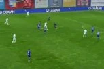 SKLANJALICA ILI GOL SEZONE? U komšiliku postignut veoma ČUDAN pogodak! Štoper trčao 60 metara s loptom, pa IZNENADIO sve! (VIDEO)