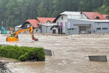 VELIKE POPLAVE U SLOVENIJI I HRVATSKOJ: Reke NADIRU, izlivaju se iz korita, , nivo mora RASTE, oglasile se SIRENE!