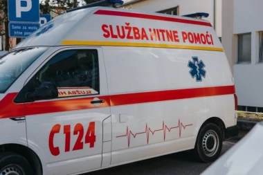 DEVOJKA OSTALA BEZ RUKE DO LAKTA: Užas u mesari, Hitna pomoć je odvezla u bolnicu zajedno sa mašinom za mlevenje mesa