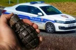 MUŠKARAC BACIO RUČNU BOMBU NA PORODIČNU KUĆU, PA POVREDIO SUPRUGU! Policija reagovala, povređena žena HITNO prevezena u bolnicu!