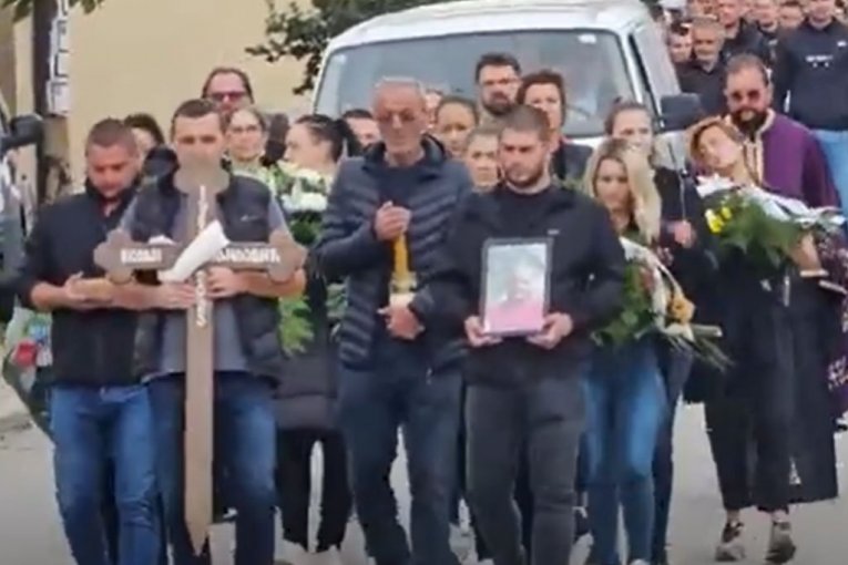 MUK I TIŠINU U LEPOSAVIĆU PREKIDAJU JAUCI I JECAJI: Sahranjen Bojan Mijailović, jedan od ubijenih Srba u Banjskoj (FOTO/VIDEO)