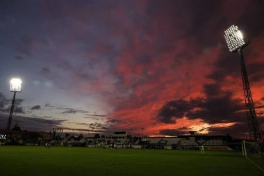 STADION U NOVOM RUHU: Navijači su oduševljeni - stolice u bojama kluba postavljene na tribinama! (VIDEO)